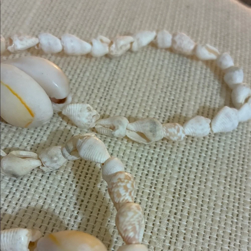Elegant vintage Shell Necklace